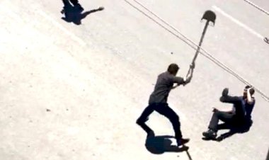 SON DAKİKA! AMBULANSA TAŞ ATIP POLİSİN BAŞINA KÜREKLE VURDU! İŞTE GÖRÜNTÜLER!