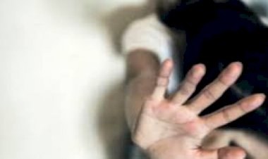 BİR KADININ SOKAKTA KALÇASINI DOKUNMAK SARKINTILIK OLUŞTURUR