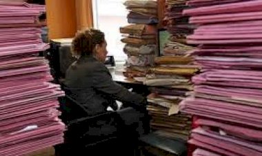 İCRAİ GÖREVİ BAŞINDA OLMAYAN MEMURA YAPILAN TEHDİT EYLEMİ-GÖREVİ YAPTIRMAMAK İÇİN DİRENME SUÇU