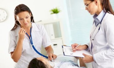 ÖZEL HASTANEDE HASTA-DOKTOR İLİŞKİSİ VEKALET İLİŞKİSİDİR. TAZMİNAT DAVALARINDA TÜKETİCİ MAHKEMELERİ GÖREVLİDİR