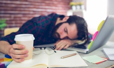 İŞYERİNDE İKİ KEZ UYUYAN VE BOMBA EĞİTİMİNDE BAŞARISIZ OLAN İKAZ CEZASI VERİLEN İŞÇİNİN SÖZLEŞMESİNİN FESHİ HAKSIZDIR