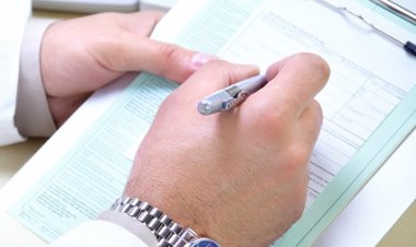 HASTAYI GÖRMEDEN REÇETE YAZAN DOKTORA MAHKUMİYET KARARI