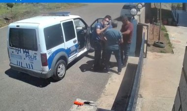 POLİS 'MASKEN YOK' DİYE CEZA KESMEK İSTEDİĞİ ÖĞRETMENDEN 'SENDE DE YOK' CEVABINI ALINCA ÇILDIRDI!