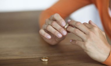 KARISINA “HİŞT, HEY VEYA ISLIKLA” SESLENEN KOCA ALEYHİNE TAZMİNAT-BOŞANMA SEBEBİ