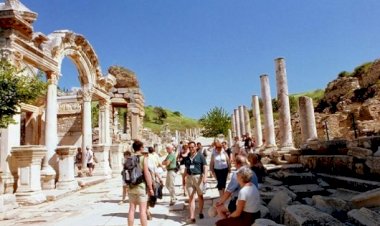 BAKANLIKTAN, TURİST REHBERLERİNE YENİ DÜZENLEME