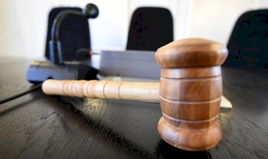 AVUKATIN HAKİME ''DOSYAYI İNCELEMEDEN ÇIKARSANIZ BÖYLE OLUR, BURDA BABANIZIN UŞAĞI YOK'' DEMESİ HAKARET DEĞİLDİR