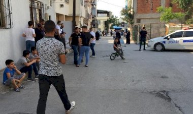 KAVGAYI AYIRMAYA GELEN POLİSLERİN ARACINI TAŞLADI