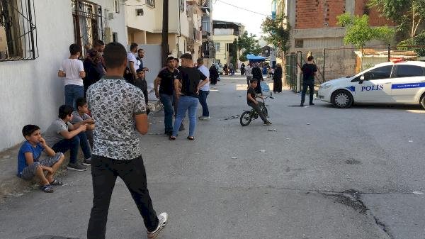 KAVGAYI AYIRMAYA GELEN POLİSLERİN ARACINI TAŞLADI