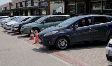 İkinci el araba satışı yapanlar dikkat: Kaldırıma satılık araba koyma cezası!