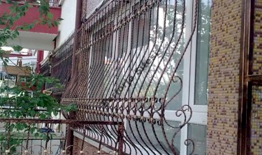 SANIĞIN, PENCERE DEMİRLERİNE ZARAR VERİP EVDEKİ EŞYALARI SOBADA YAKMASI HALİNDE TEK BİR MALA ZARAR VERME SUÇU OLUŞUR