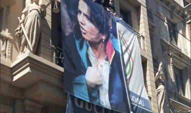 İSTANBUL BAROSU TİMTİK'İN RESMİNİ BİNAYA ASTI, EMNİYET İNDİRDİ