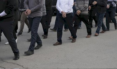 ÖRGÜTLE BAĞLANTILI KİTAP DERGİ BULUNDURMAK, OKULLARINA GİTMEK, TOPLANTILARINA GİTMEK, BANKALARINA PARA YATIRMAK, ÖZGÜ PROGRAMLAR KULLANMAK ÖRGÜT ÜYESİ OLMAK İÇİN YETERLİ DEĞİLDİR