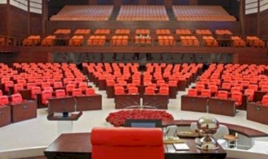 TBMM'DE KOLTUKLARA 'AKUSTİK BOYA'LI BAKIM