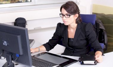SEKRETERİN, PATRON ADINA ÇEKLERİ KEŞİDE EDİP BANKADAN PARA ÇEKMESİNDE BANKA İLE ÇALIŞAN EŞİT KUSURLUDUR