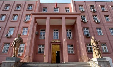 YARGITAY: AYNI İŞVERENE DAVA AÇAN İŞÇİLER TANIKLIK YAPAMAZ