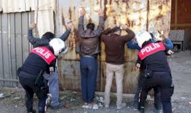 ARAMA KARARI OLMADAN ŞÜPHE ÜZERİNE BİRİNİN ARANMASI HAKSIZ OLUP, UYUŞTURUCU BULUNSA DAHİ BERAAT KARARI VERİLMELİDİR