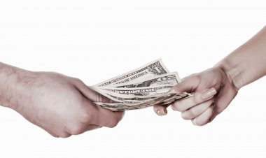 ÇALIŞAN VE SÜREKLİ GELİRİ OLAN KADINA YOKSULLUK NAFAKASI HÜKMEDİLMEZ