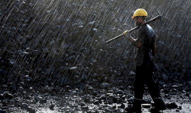 İŞ YERİNDEN 100 KM UZAKLIKTAKİ BİR İŞTE GÖREVLENDİRİLEN ANCAK BUNU KABUL ETMEYEN İŞÇİNİN, İŞVERENCE FESHEDİLEN SÖZLEŞMESİ NEDENİYLE İHBAR VE KIDEM TAZMİNATI ÖDENMESİ GEREKİR