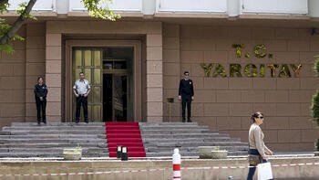 "BECERİKSİZ HERİF, MEZİYETSİZ, KARAKTERSİZ.. ARTIK BIRAK BU İŞİ EMEKLİ OL, GİT; İNSANLARI MAĞDUR EDİYORSUN" ŞEKLİNDE VE KABA TARZI NİTELİĞİNDEKİ SÖZLER HAKARET SUÇU OLUŞMAZ