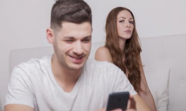 BAŞKA KADINLARLA TELEFON VE İNTERNET ÜZERİNDEN İLETİŞİM KURAN ERKEĞİN DAVRANIŞLARI BOŞANMA SEBEBİDİR