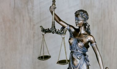 AVUKAT OLAN SANIĞIN, YAZI İŞLERİ MÜDÜRÜNE KARŞI "KAPA ÇENENİ, PSİKOLOJİK SORUNUN VAR HERHALDE, DENGESİZ KADIN" GİBİ İFADELERİ HAKARET SUÇUNUN UNSURLARINI OLUŞTURMAZ