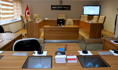 ZABIT KATİBİ, KENDİSİNİ UYARAN HAKİME VERDİĞİ YANIT YÜZÜNDEN SÜRÜLDÜ