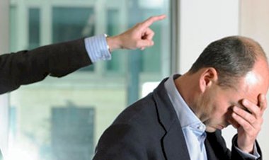 MÜŞTERİSİ İLE KONUŞURKEN 'İNTERNETTEN HABER OKUDU' İŞTEN ATILDI!