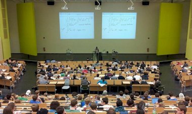 ÜNİVERSİTE ÖĞRETİM ELEMANLARININ KADROLARININ CUMHURBAŞKANLIĞI KARARNAMESİ İLE DÜZENLENMESİNE İLİŞKİN KURALIN İPTALİ