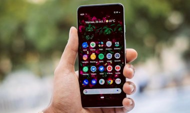 FOTOĞRAFLARI SİLMEK İÇİN ZORLA ALDIĞI TELEFON BAŞINA DERT AÇTI