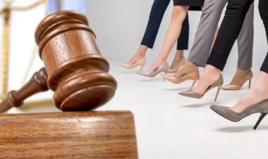 İŞ YERİNDE 'TOPUKLU AYAKKABI' İLE KAZA GEÇİRDİ, 13 YIL SONRA TAZMİNAT ALDI!