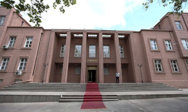 NAFAKA YÜKÜMLÜSÜ BABANIN ÖLMÜŞ OLMASI VEYA BAKMA GÜCÜNÜN OLMAMASI ÜZERİNE BİR ÜST ZÜMREDE YER ALAN DEDEDEN DE NAFAKA İSTENEBİLİR.