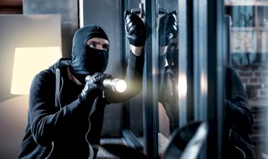 HIRSIZI DÖVDÜ TAZMİNATSIZ İŞTEN ATILDI!