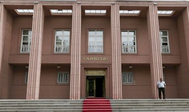 KIDEM TAZMİNATI HESABINDA TAZMİNATA ESAS AYLIK ÜCRET, SAAT ÜCRETİNİN ÖNCE YEDİBUÇUK SONRA DA OTUZ İLE ÇARPIMI SONUCU BELİRLENMELİDİR.