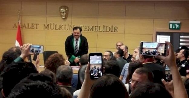 HAKİM DURUŞMADA SİGARA İÇTİ' İDDİASI... ETEK BOYU KRİZİNDEN, SİGARA KRİZİNE…