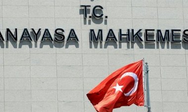 ÖĞRETMENİN SOSYAL MEDYA PAYLAŞIMLARINDAN DOLAYI NAKLEN ATANMASI NEDENİYLE İFADE ÖZGÜRLÜĞÜNÜN İHLAL EDİLMEDİĞİ