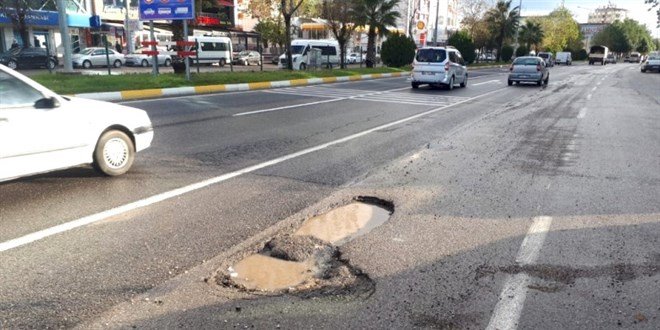 AYM: YOLDAKİ ÇUKURLAR NEDENİYLE KAZALARDA İDARE SORUMLU