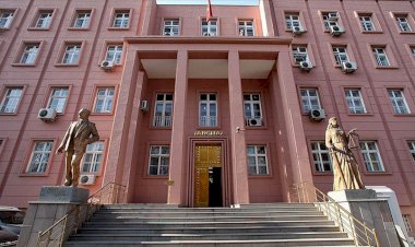 BİRDEN FAZLA YETKİLİ İCRA DAİRESİ VARSA BORÇLU YETKİ İTİRAZINDA SEÇTİĞİ İCRA DAİRESİNİ BİLDİRMELİDİR. AKSİ HALDE DİKKATE ALINMAZ