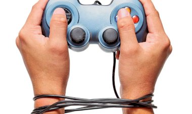 ONLİNE OYUN KARAKTERİ TAŞINIR BİR MAL OLMADIĞINDAN HIRSIZLIK SUÇU KONUSUNU OLUŞTURMAYIP VERİLERİN HUKUKA AYKIRI OLARAK ELE GEÇİRİLMESİ SUÇUNU OLUŞTURUR